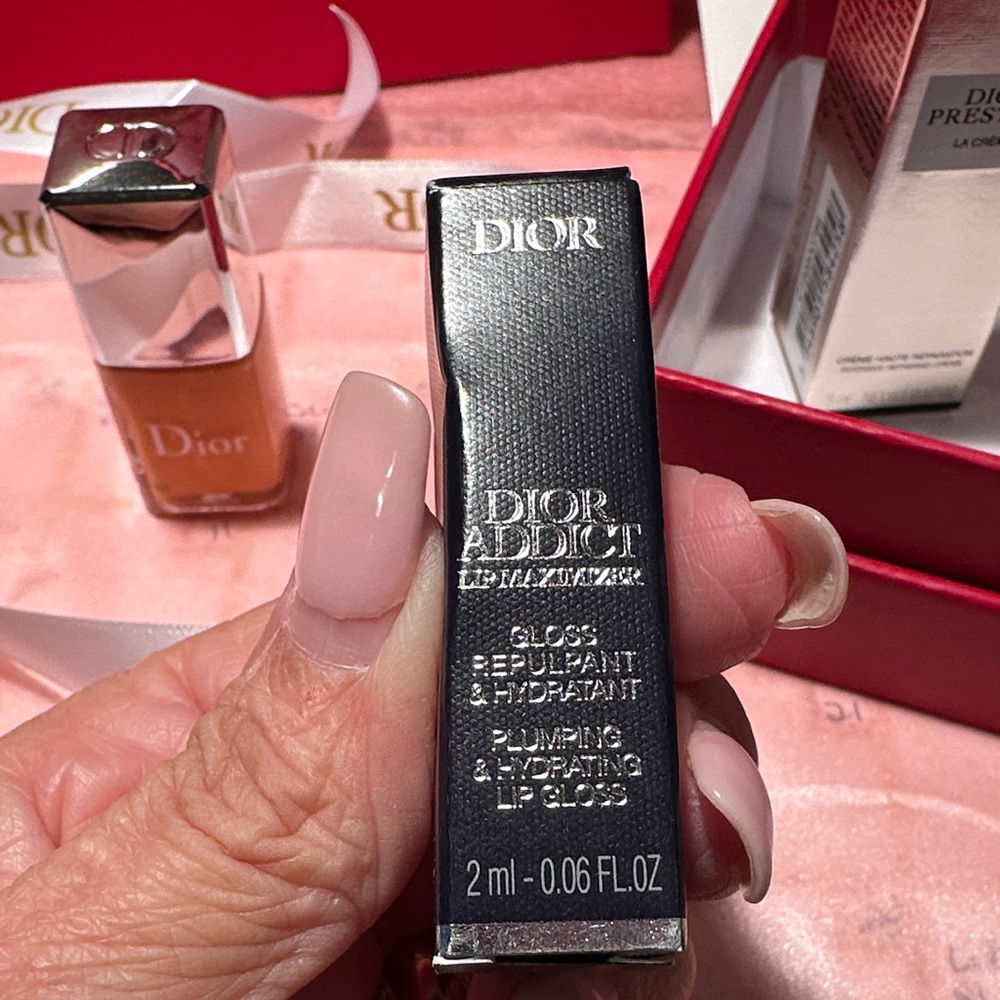 Dior Red Gift Bag with Gold Accents - Picture 7 of 11